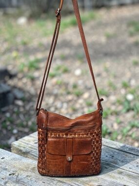 Vilenca Holland Women's Brown Woven Leather Crossbody Bag